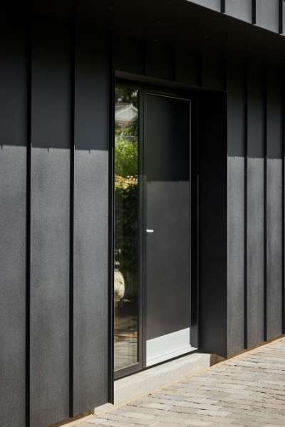 Red-brick house from the 1970s “repackaged” in steel profiles, Bakkelyparken 37, 8680 Ry